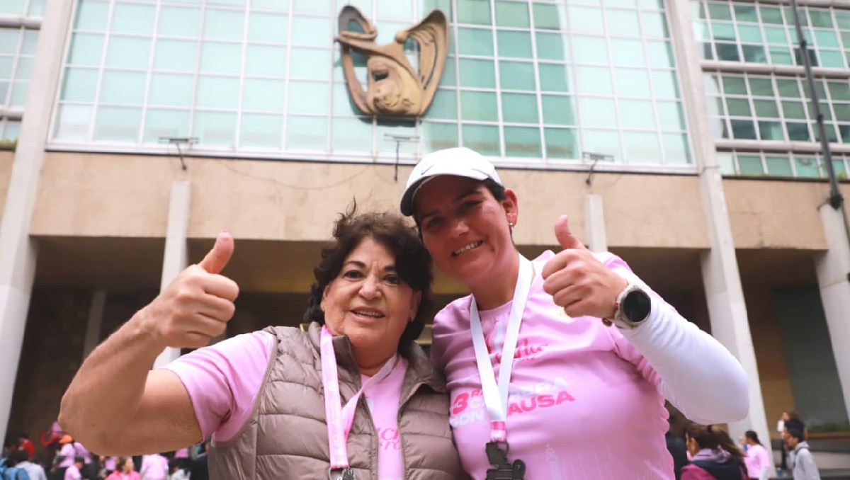 Alejandra Aburto de Robledo, mamá del director del IMSS y Ana Lía García, directora de la fundación IMSS al término de su participación. | Javier Ríos