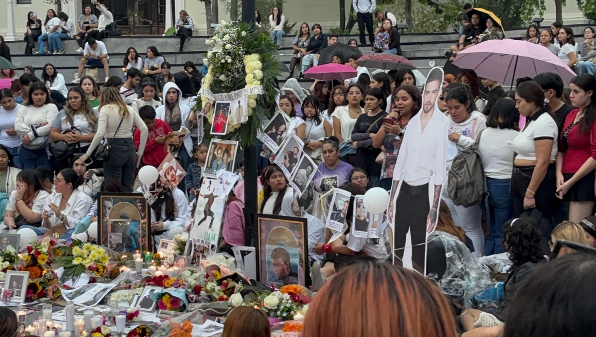 Decenas de fans de Liam Payne se reunieron en la Macroplaza. Foto: Tadeo Gómez