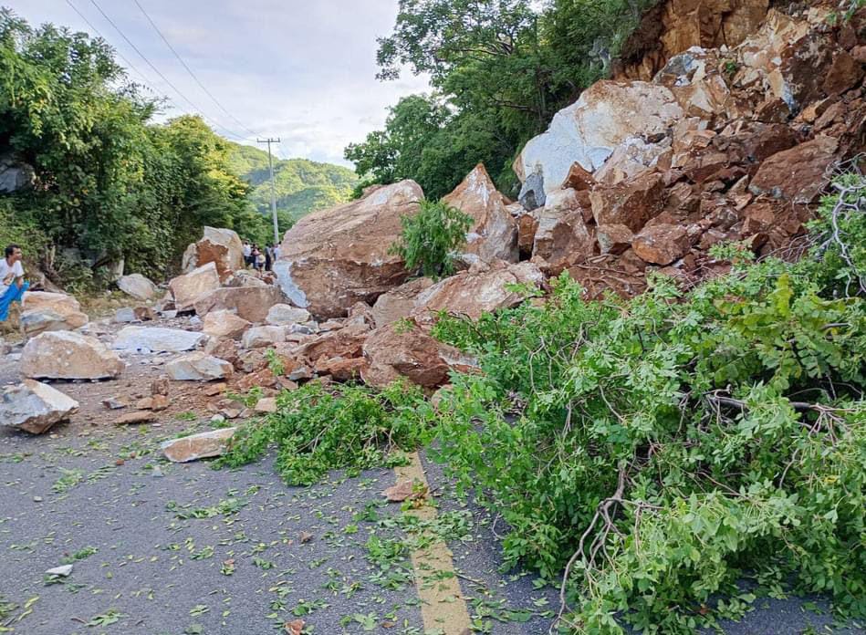 El desgajamiento en un cerro de Lomas de San Juan provocó un cierre vial. | Foto: Especial