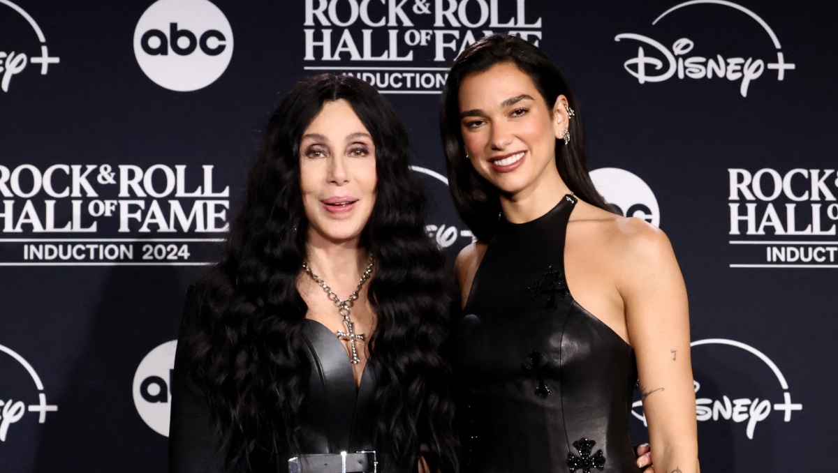 Dua Lipa y Cher cantan juntas Believe | AFP
