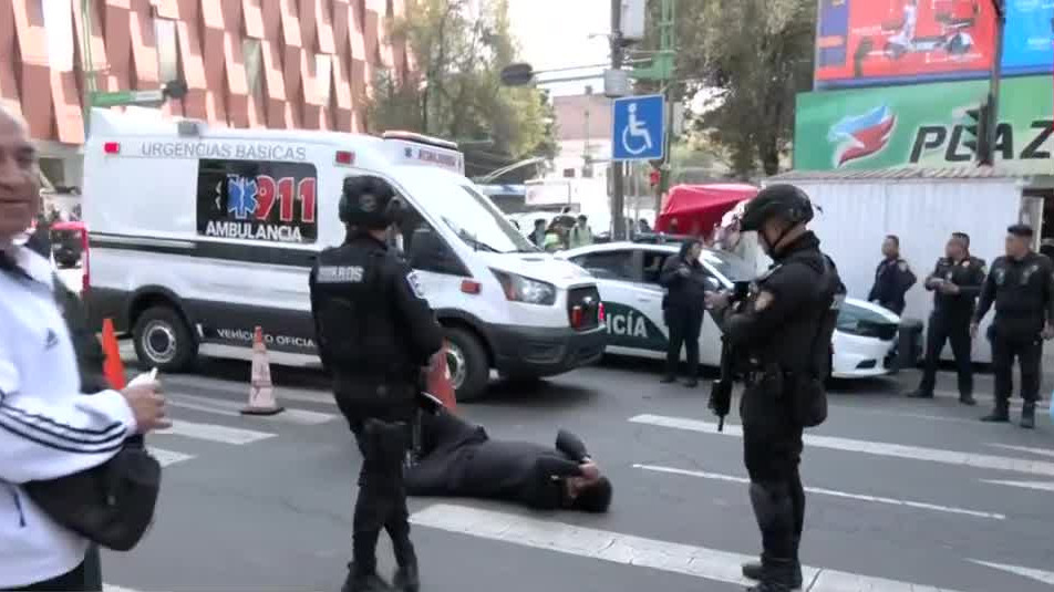 Hombre es atropellado por conductor que se pasa luz roja