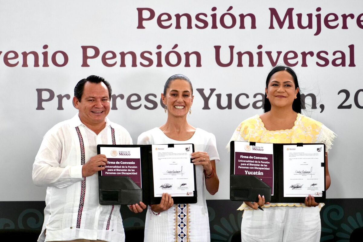 La secretaria del Bienestar junto con la Presidenta y el gobernador en la firma del acuerdo.