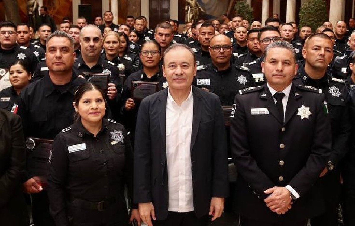 Alfonso Durazo junto al cuerpo de seguridad estatal (Especial)