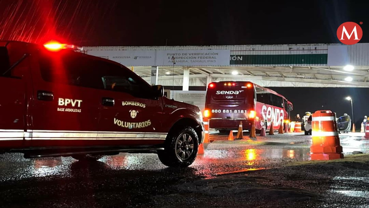 A altura de la carretera Tampico -Mante quedó varado el autobús en espera del personal de la Fiscalía General de Justicia del Estado de Tamaulipas