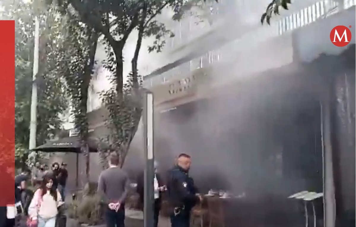 El cuerpo de bomberos aún trabaja en el incendio (X/@OVIALCDMX)
