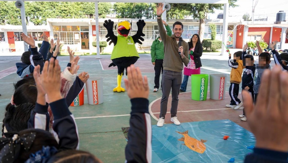 José Alberto Couttolenc promueve educación ambiental en primaria de Lerma. | Especial