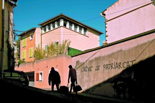 Se lee “Muerte al patriarcado” en una pared en Mazan, Francia, donde Gisèle Pelicot solía vivir con su esposo.  Dmitry Kostyukov/ The New York Times