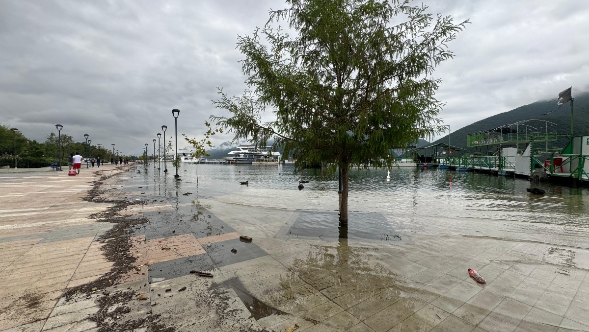 El malecón tuvo que ser acordonado debido a que el agua sobrepasó los límites. Foto: Marcela Cuevas