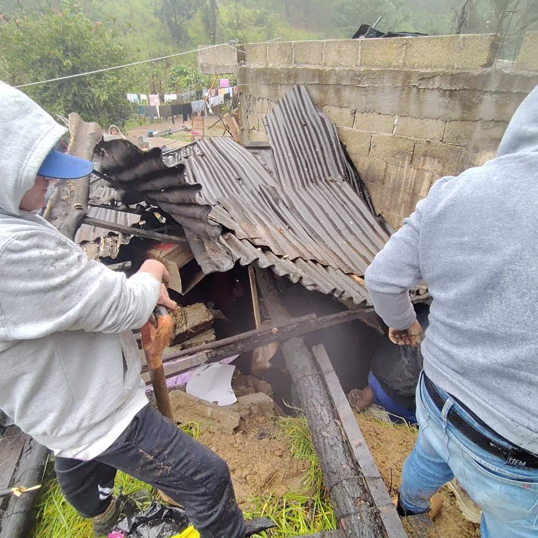Dos personas resultaron lesionadas por el derrumbe de una vivienda en la Sierra Norte de Puebla. (Especial)