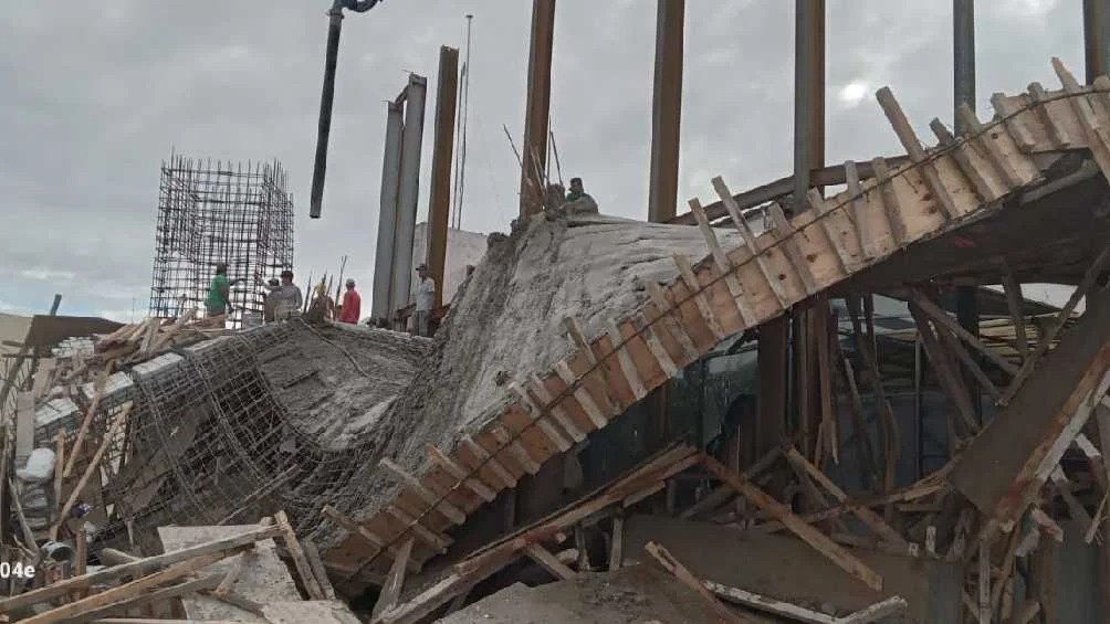 Ráfagas de viento derrumban estructura del Aquarium de Veracruz | Foto: X