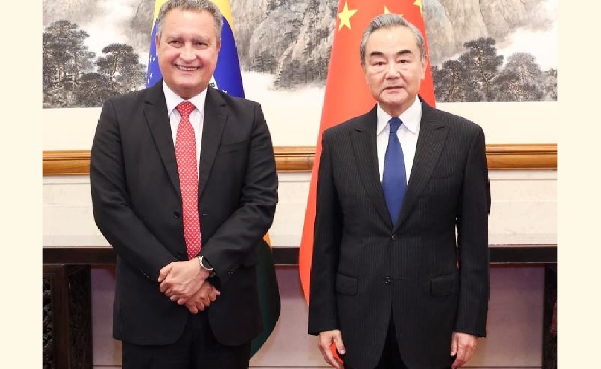 Rui Costa, jefe de gabinete de la presidencia con Wang Yi, jefe de la diplomacia de China, en la reunión de alto nivel  en Beijing, China. (Xinhua)