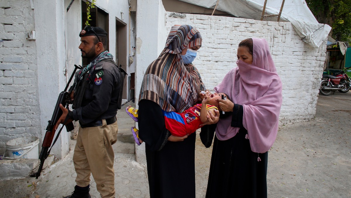 Una trabajadora de salud le administra la vacuna contra la polio a un infante en Peshawar, Pakistán | AP