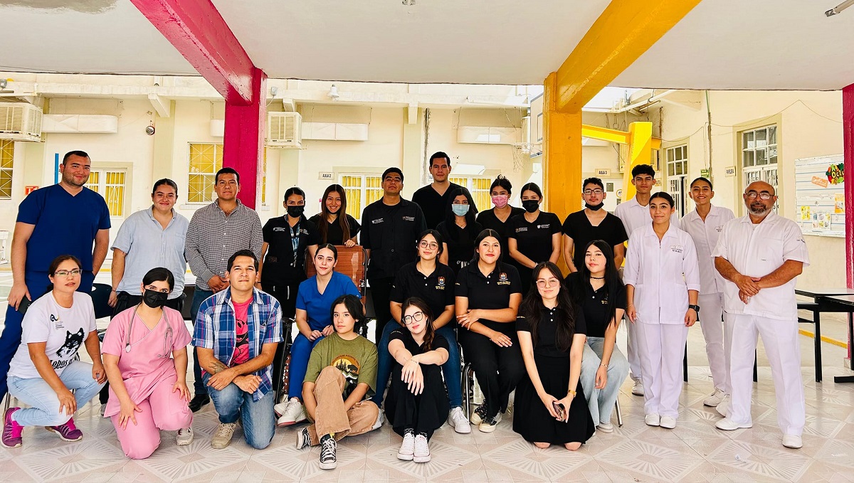 Alumnos que llevaron a cabo la jornada de salud. (cortesía)