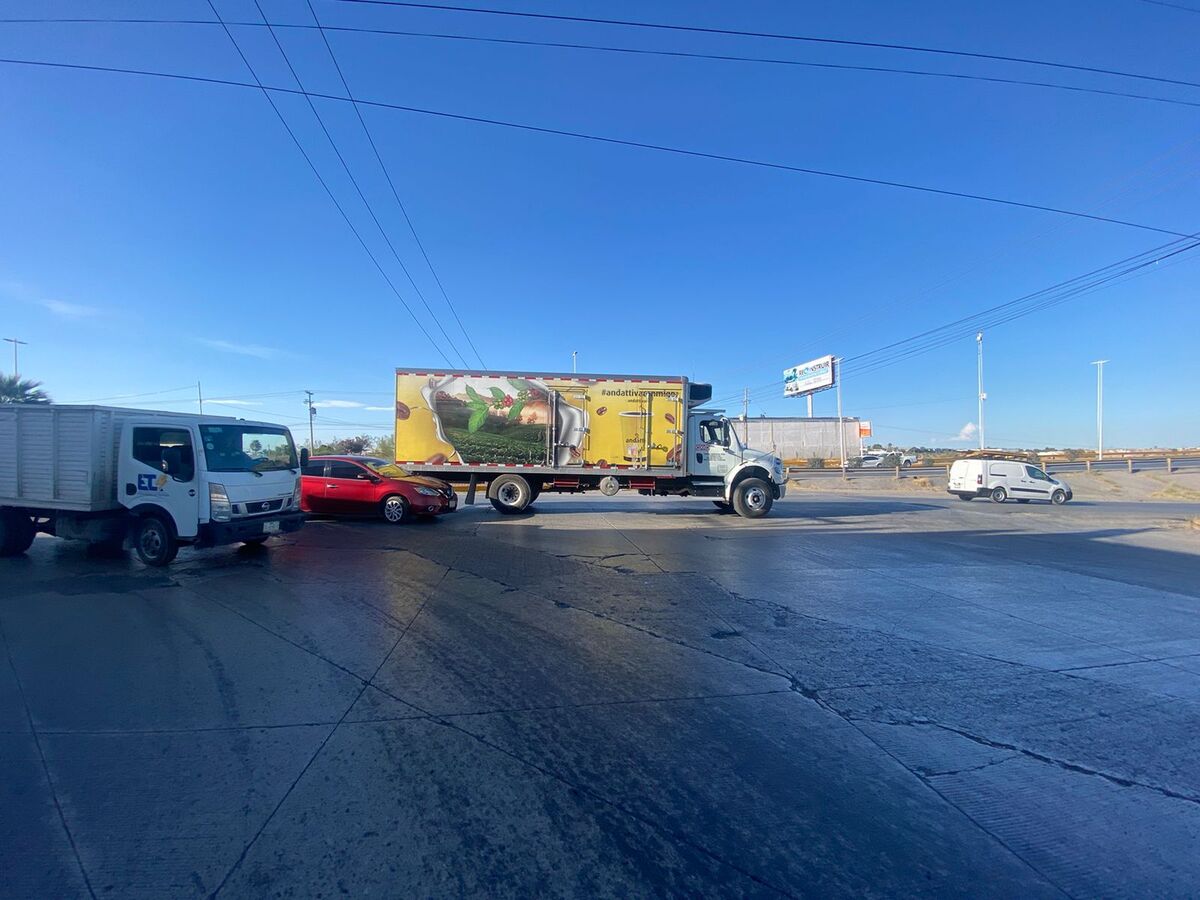 Choque de tráiler y vehículo en periférico. | Especial