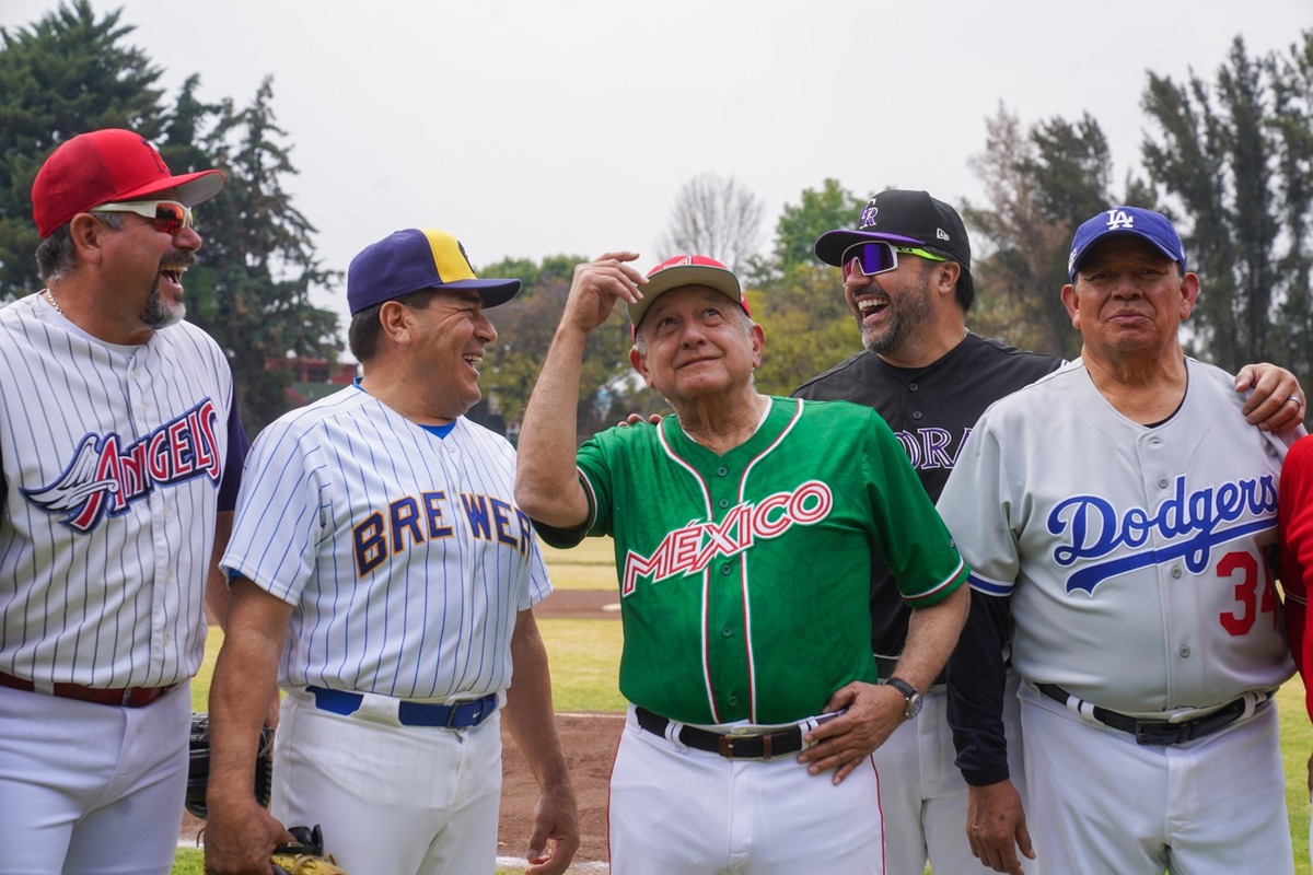 López Obrador en el juego amistoso que tuvo con la élite del beisbol, incluído Fernando Valenzuela | X @lopezobrador_