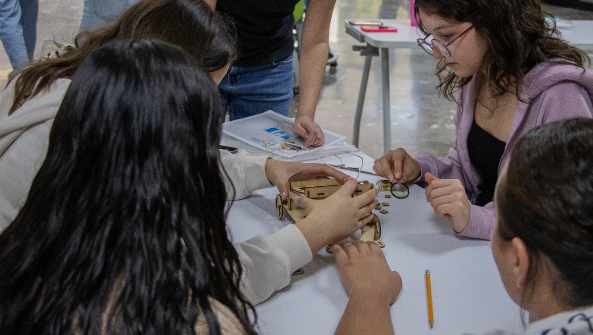 Las niñas y adolescentes se reunieron en equipo para construir un carrito. (cortesía)