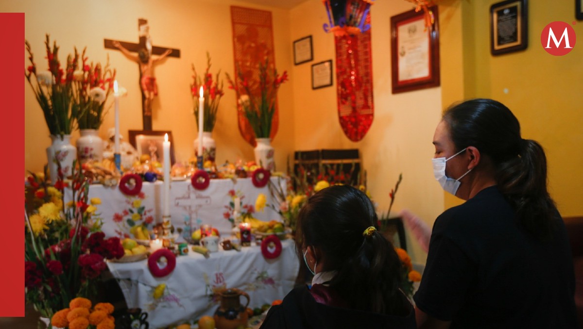 La ofrenda de Día de Muertos debe de estar conformada por varios pisos, según las tradiciones. (Araceli López)