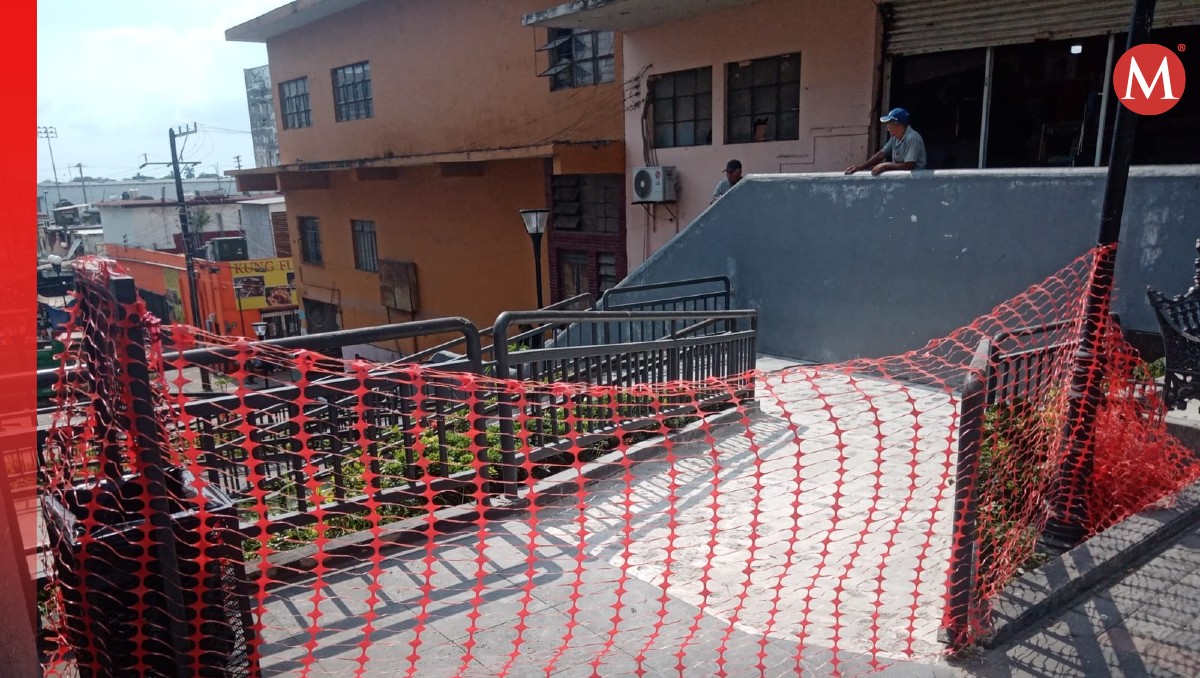 Personal de Obras Públicas se encuentra colocando antiderrapante