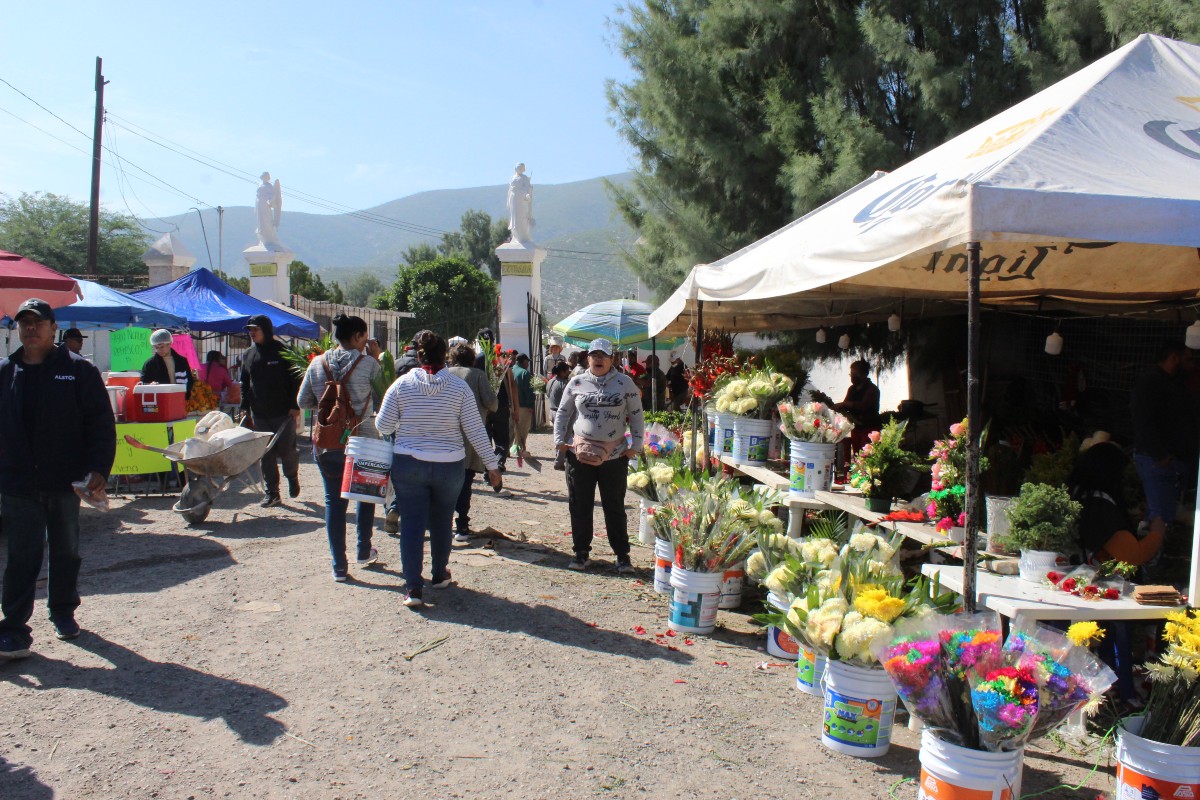 El fin de semana de Día de Muertos se prohibirá la venta de flores en vialidades y cruceros de Torreón. | Roberto Amaya
