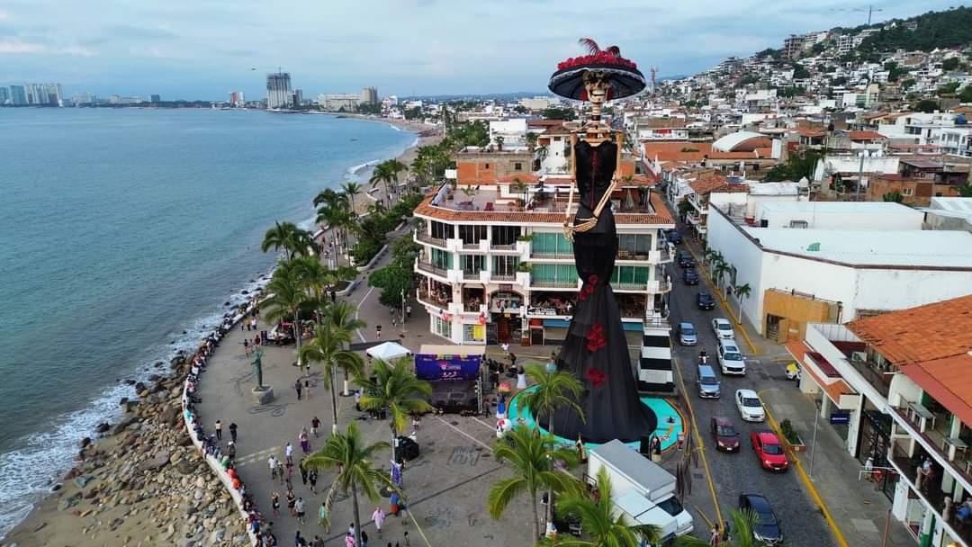 La Catrina monumental de Puerto Vallarta estará acompañada de su mascota y guitarra. (Cortesía)