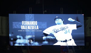 Los jugadores de Cruz Azul y Bravos guardaron un minuto de silencio por la muerte de Fernando Valenzuela, previo al partido de la jornada 13 de Liga MX