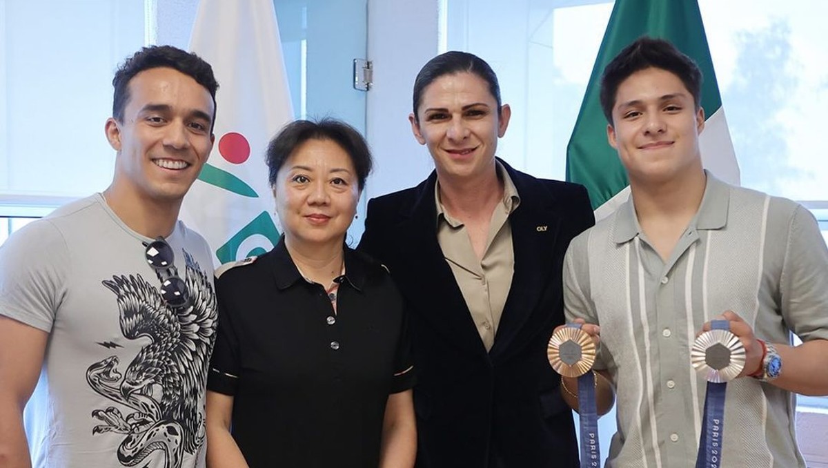 Osmar Olvera y Juan Celaya reciben sus becas de Conade (Instagram @conadeoficial)