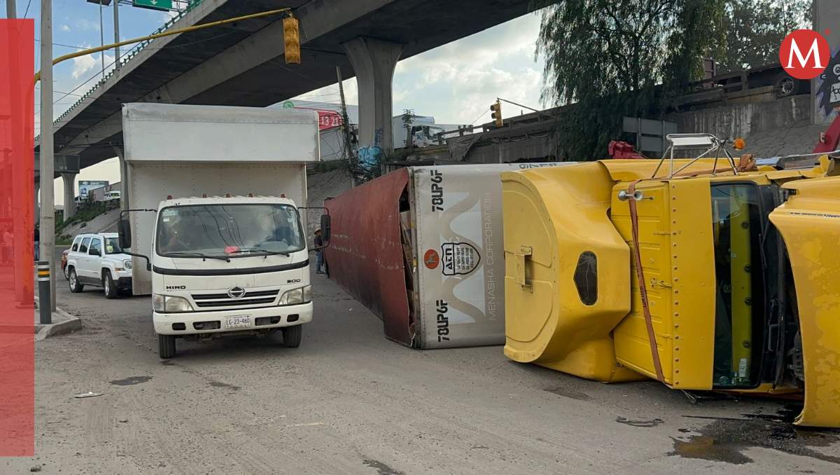 Tráiler vuelca en la autopista México-Querétaro, a la altura de Lechería, hay cierres viales.| Foto: Fernando Cruz