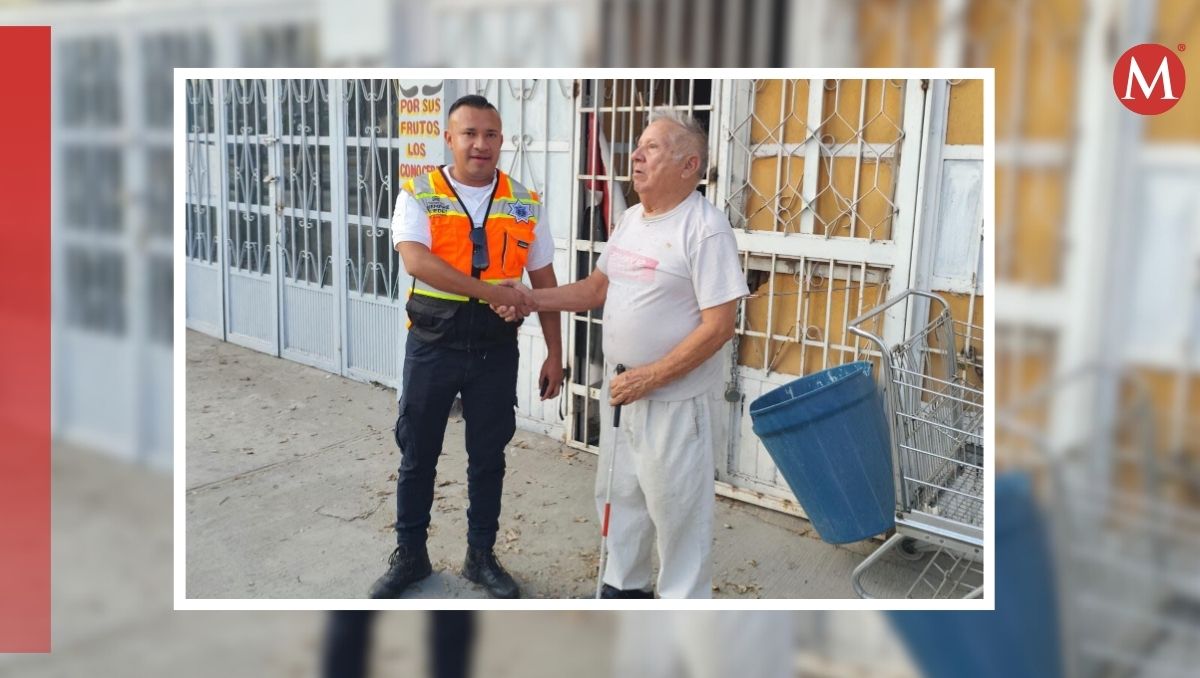 Tránsitos de Torreón regalan bastón a adulto mayor. | Especial