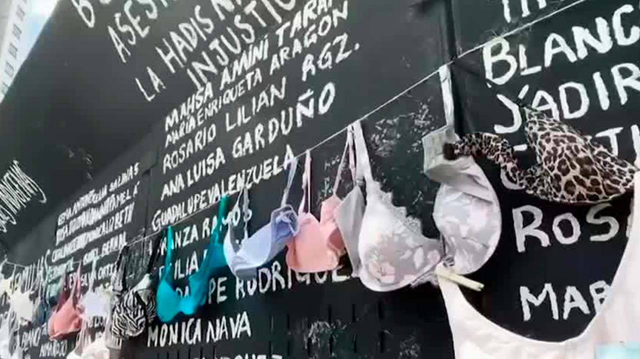 Colectivas acusan retiro de brasieres colocados para visibilizar el cáncer de mama en CdMx