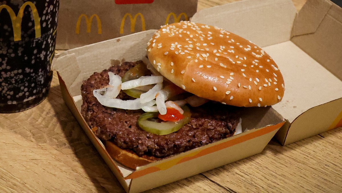 Una hamburguesa Quarter Pounder de McDonald's y una Coca-Cola se ven en una fotografía en Nueva York, EU. Foto: (Reuters)