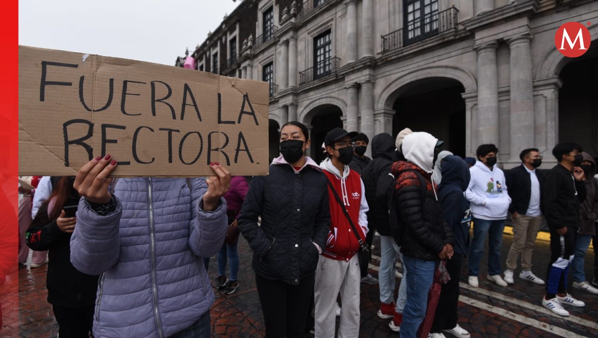 El 21 de octubre, estudiantes de UPOTec pidieron la renuncia de la rectora frente a Palacio de Gobierno. Foto: (Tania Contreras)