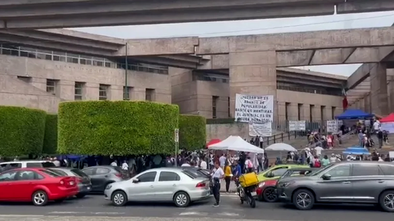 Palacio de Justicia de San Lázaro permanece bloqueado por trabajadores pese a orden del CJF