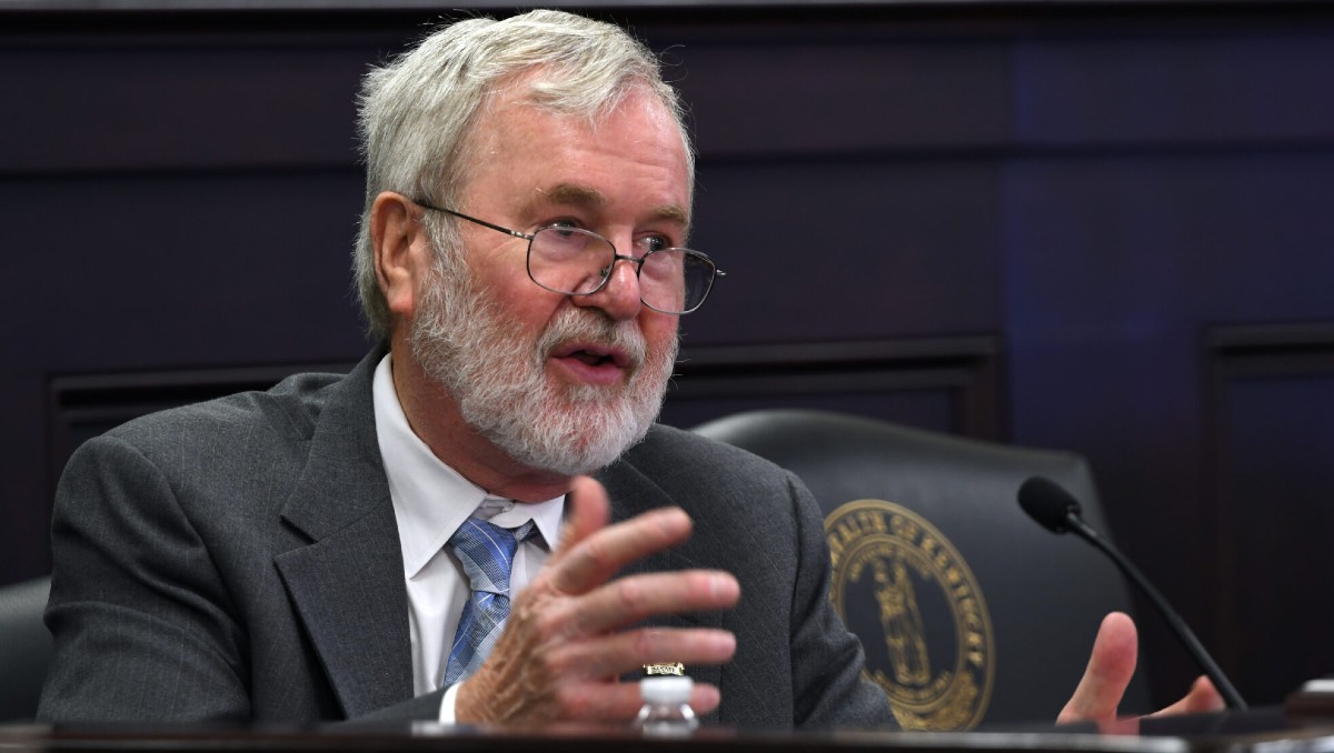 Sanador de EU muere tras caer a piscina con una cortadora de césped. | X @KYGOP