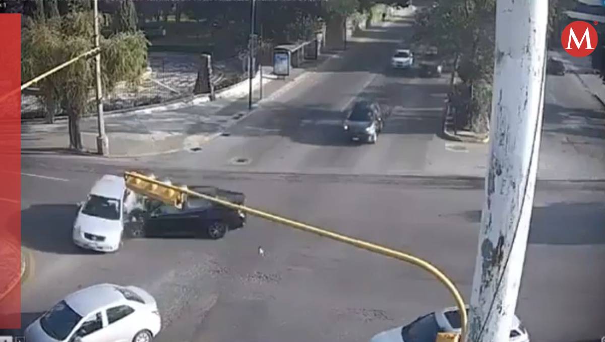 Accidente ocurre este viernes en Av. Pino Suárez y Riva Palacio, colonia El Hípico, Metepec.