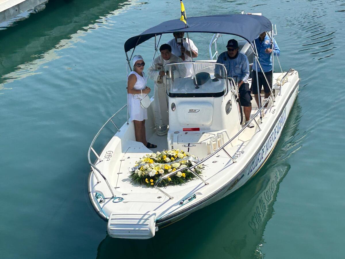 También fue arrojada una corona de flores en las aguas de la bahía de Acapulco. (Foto: especial)