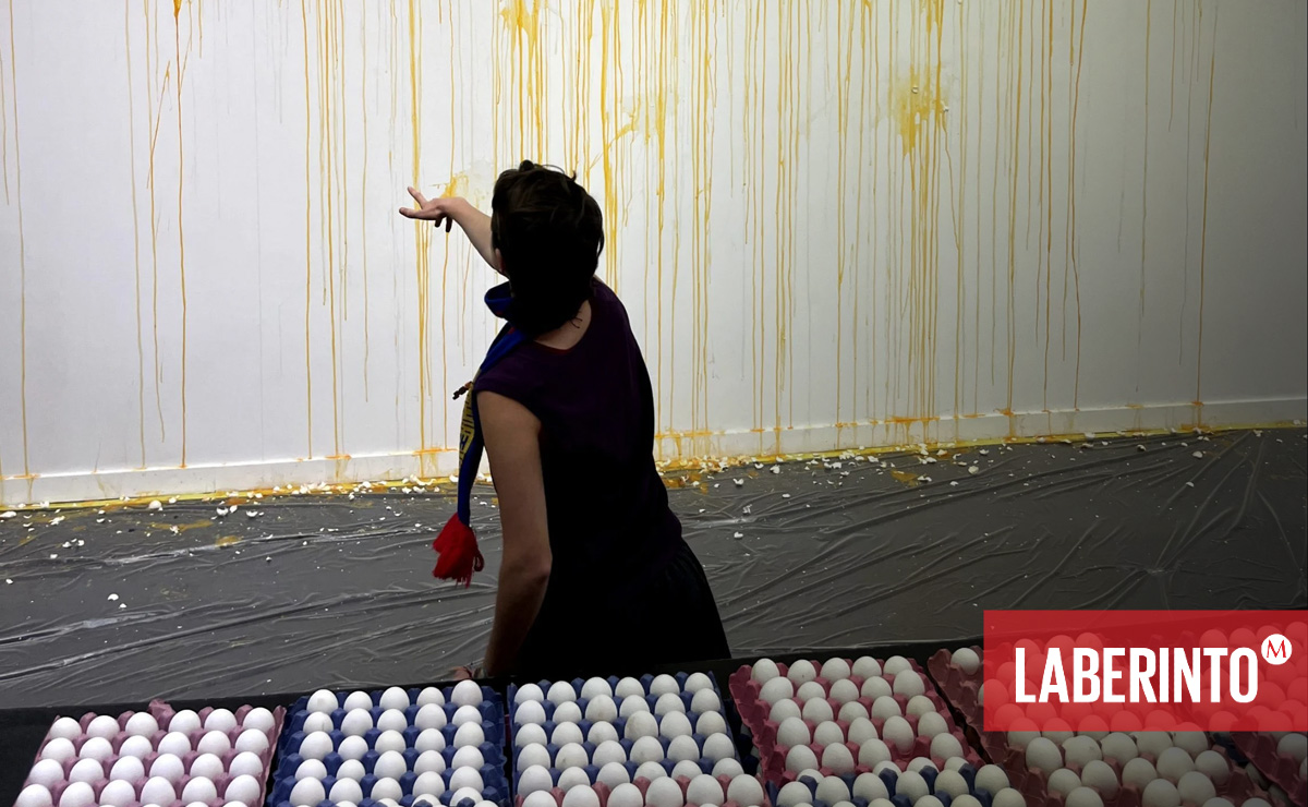 La artista británica Sarah Lucas invita a gente a arrojar huevos como parte de un performance. (Especial)