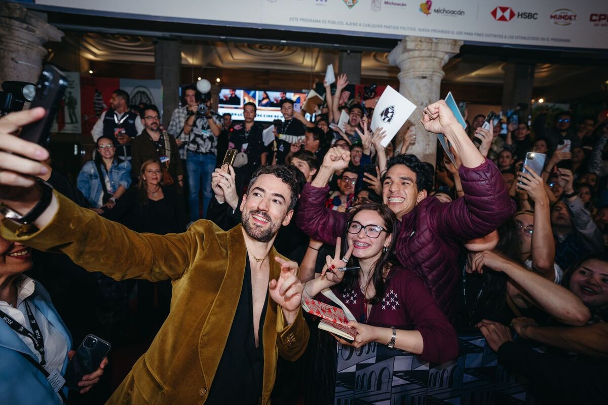 Luis Gerardo Méndez saludando a fans en el FICM | Especial