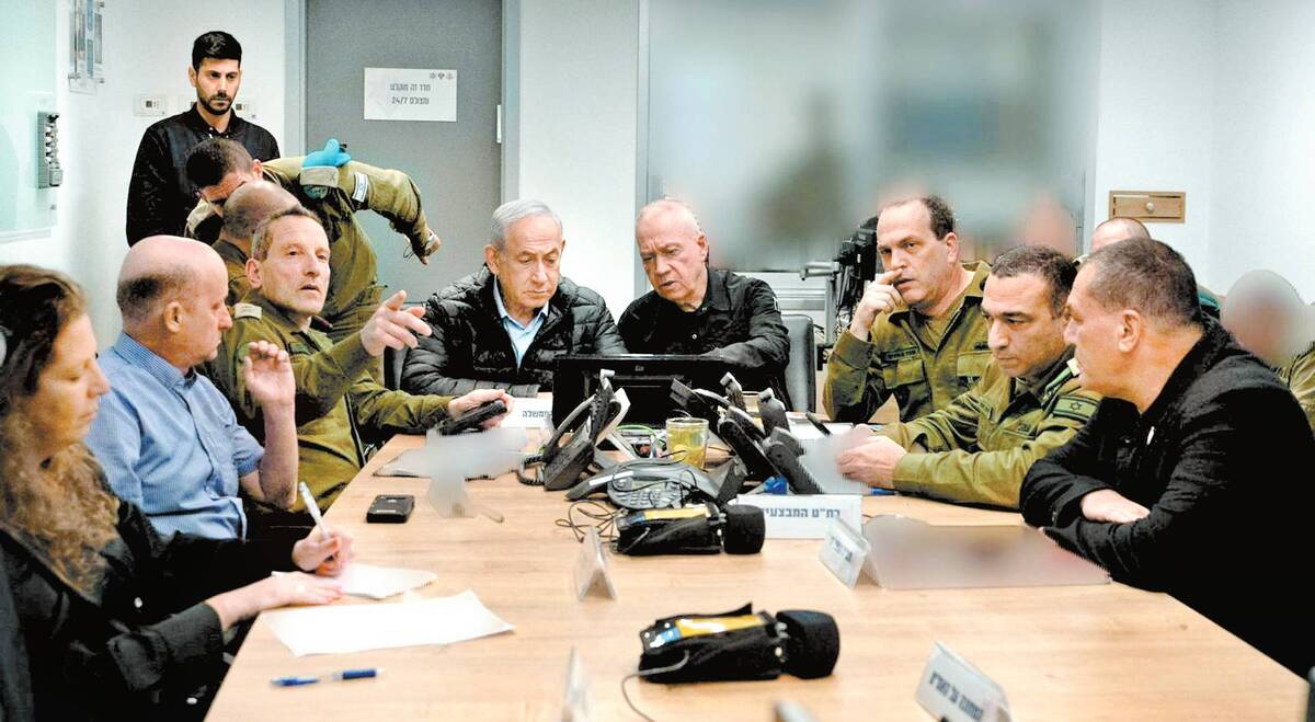 Benjamín Netanyahu y el ministro de Defensa, Yoav Gallant, en la base militar de Kyria en Tel Aviv. EFE