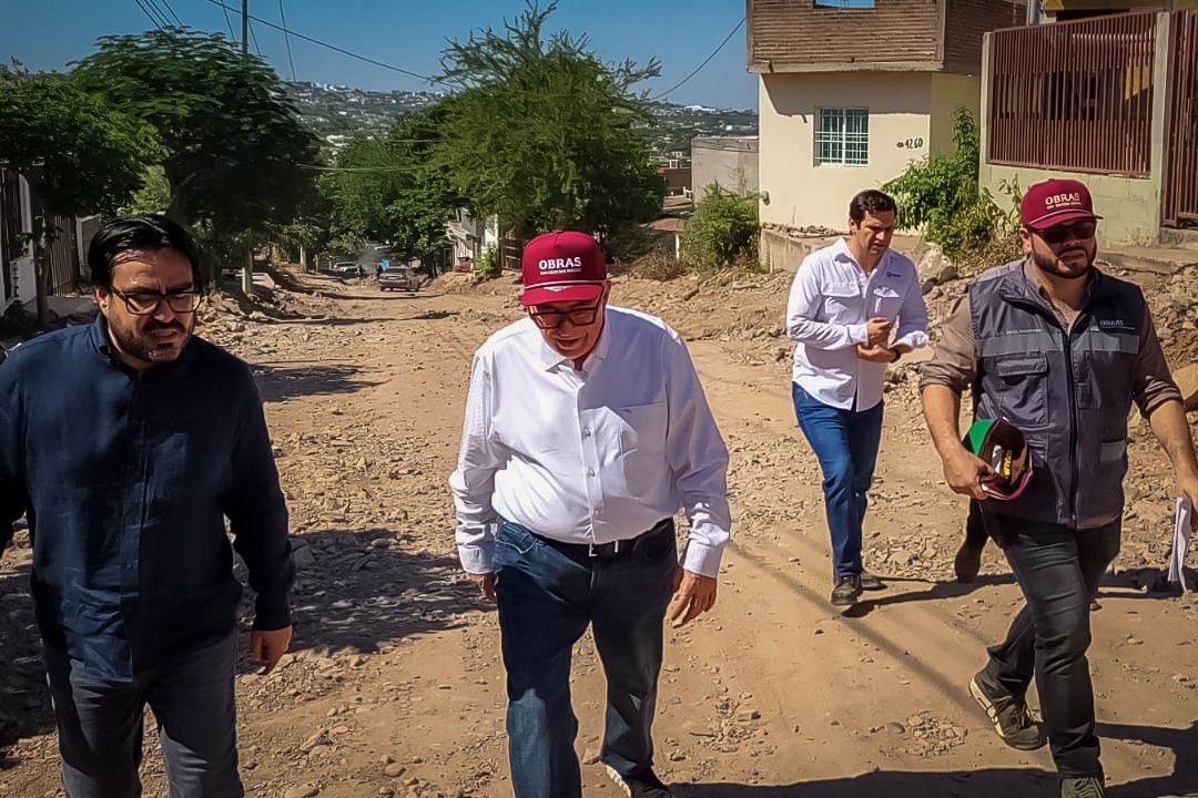 El gobernador recorrió la calle Velina León de Medina (foto: especial)