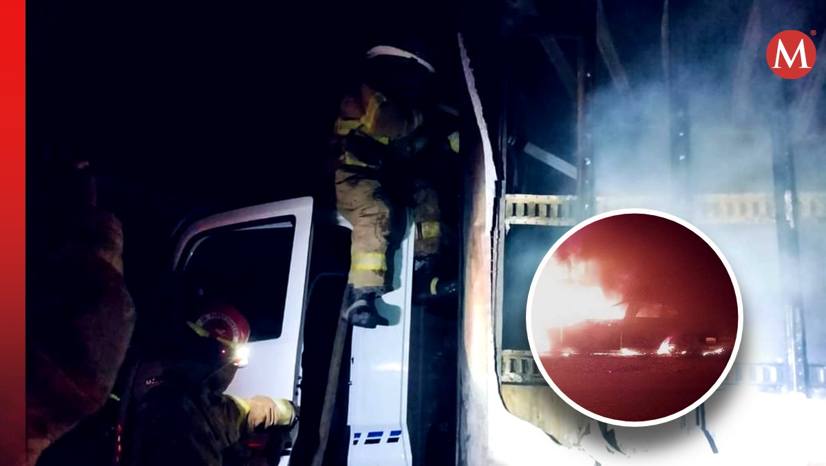 La caja del tractocamión y el auto se incendiaron (Especial)