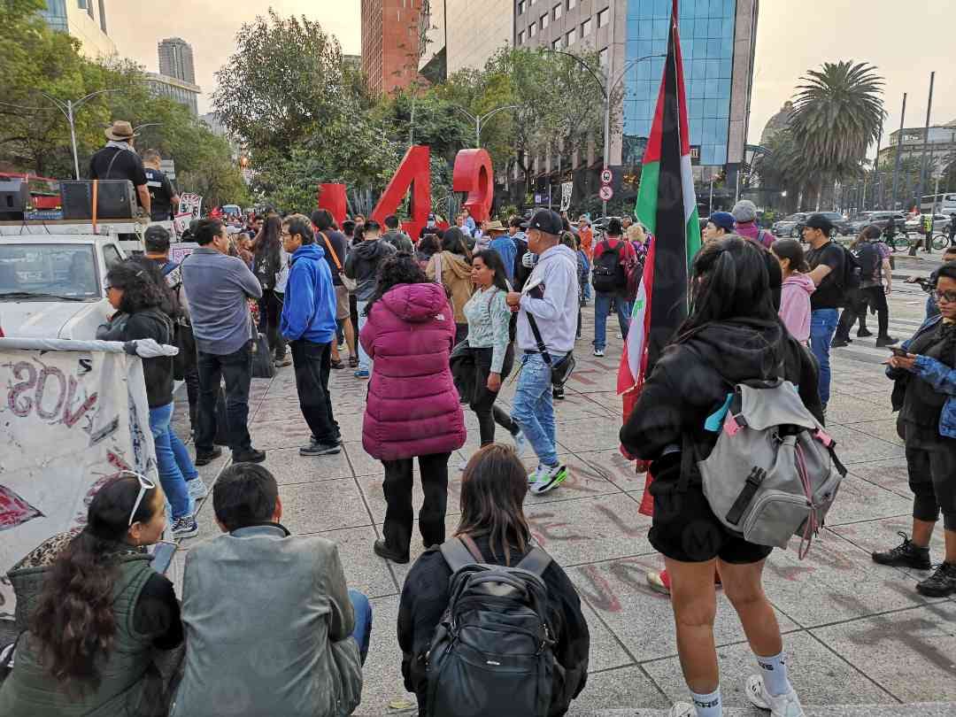 Manifestación en Paseo de la Reforma por 10 años y un mes desaparición de Ayotzinapa (foto: Jorge Becerril)
