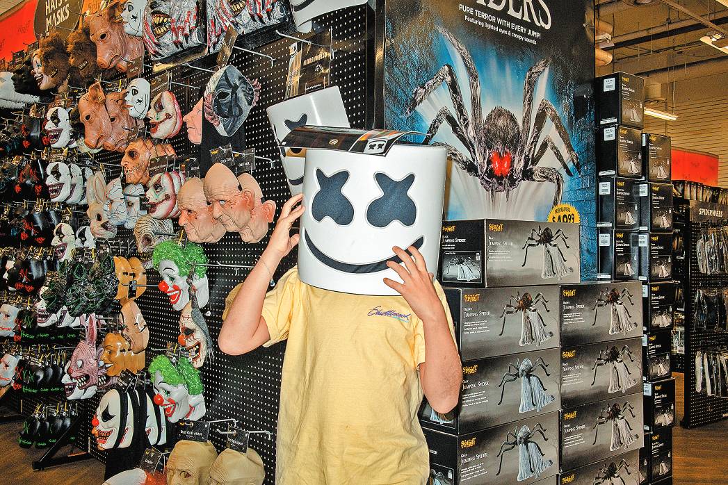 Prueba de disfraz en una tienda de Spirit Halloween cercana. The New York Times