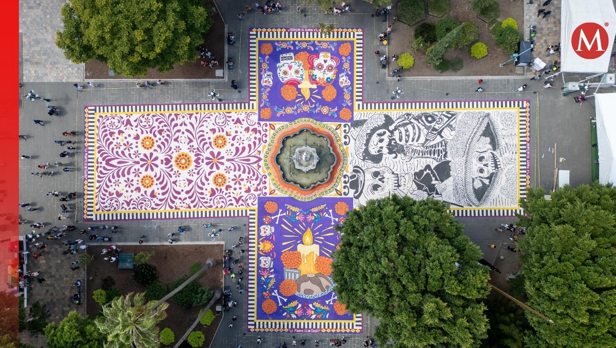 Zócalo de Puebla se viste con tapete monumental por Día de Muertos | Carlos Morales