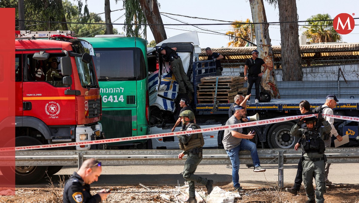 Algunas personas quedaron atrapadas debajo del camión. | Reuters