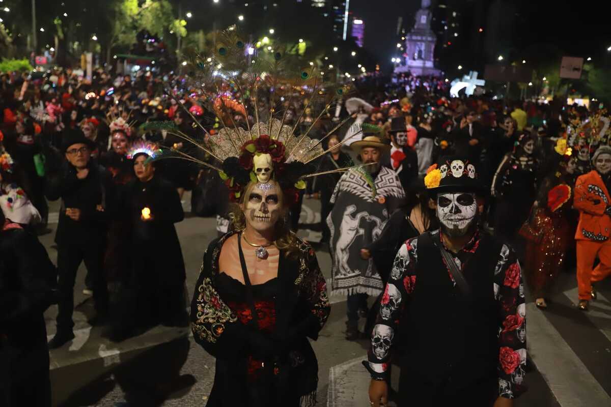 Desfile de catrinas en la Ciudad de México. | Foto: Javier Ríos
