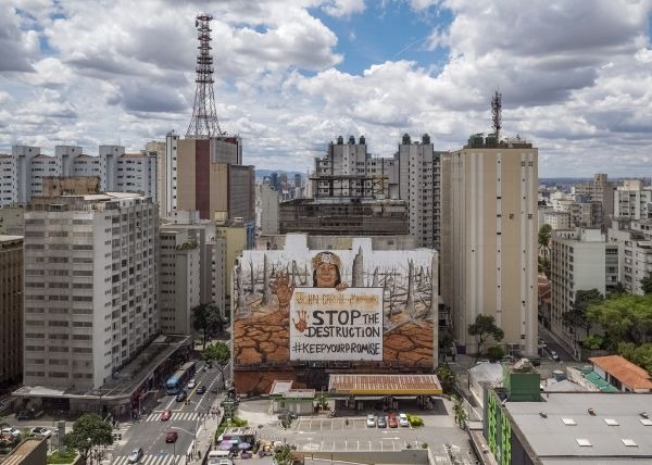 Mundano, quien sostiene que este será el mural más grande de Brasil pintado exclusivamente con materiales naturales. Victor Moriyama/ TNYT