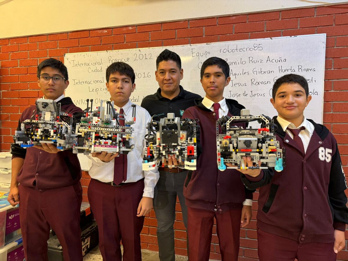 Estudiantes piden apoyo económico para torneo de robótica. Foto: Víctor González