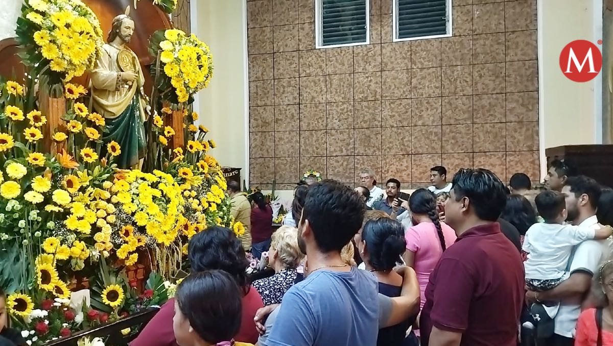 Fieles cantan 'Las Mañanitas' a San Judas en Tampico. (Jaime Maya)