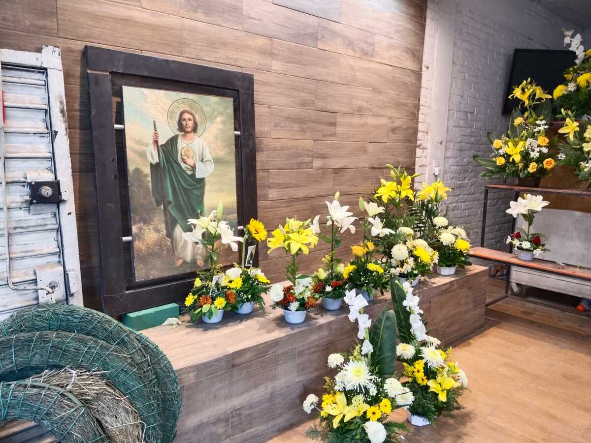 Para este día se trabajó una jornada extendida y con horario corrido para atender a quienes se dieron cita al local para comprar la flor.| Archivo