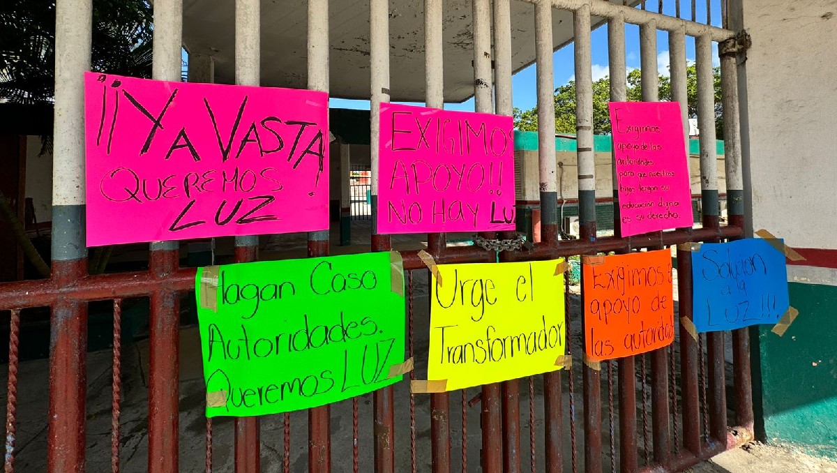 Padres protestan para exigir el restablecimiento de la energía eléctrica. (Mario Juárez)